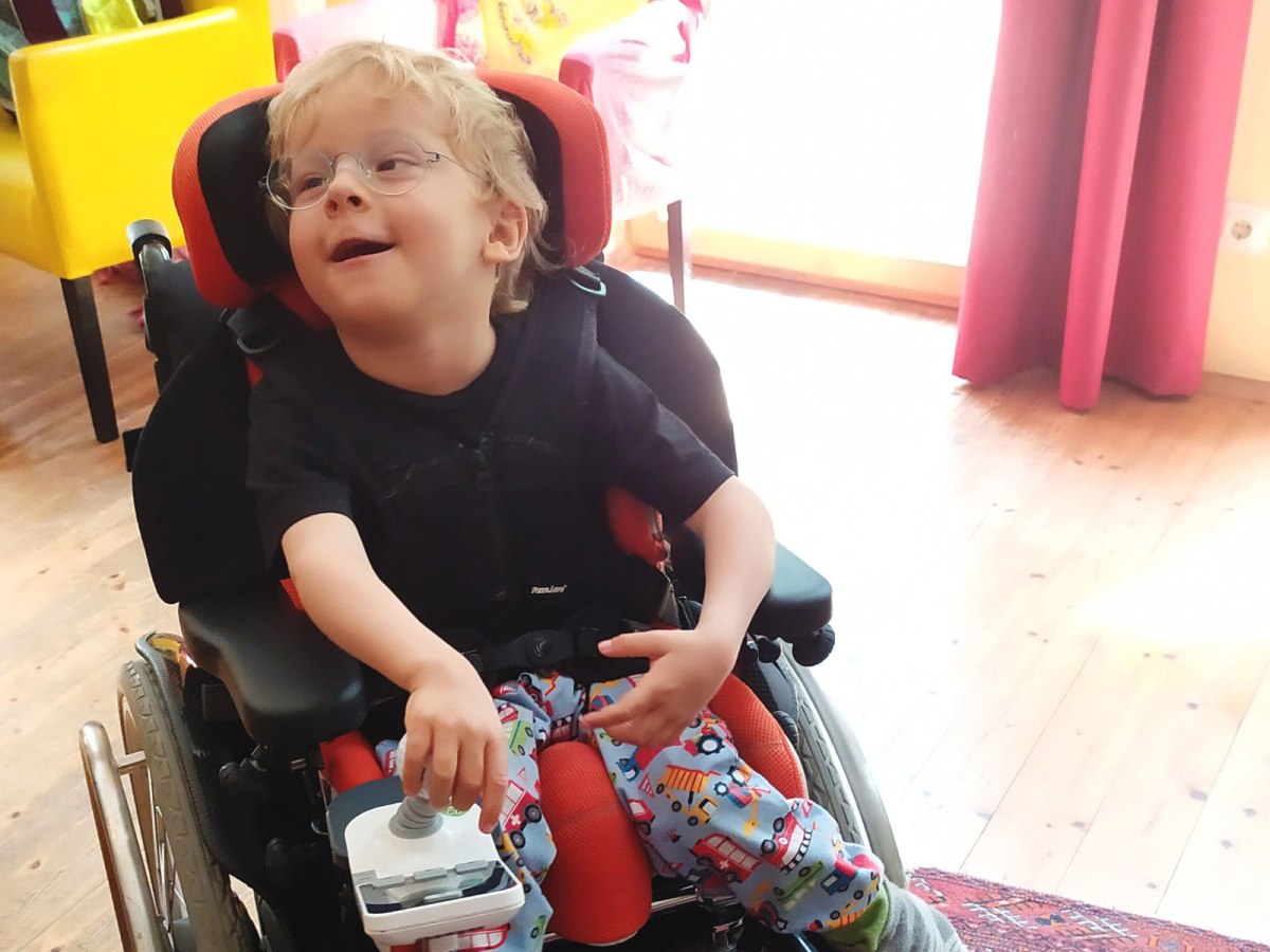 Rollstuhl mit Elektroantrieb und einem Sprachausgabegerät mit&nbsp;Augensteuerung